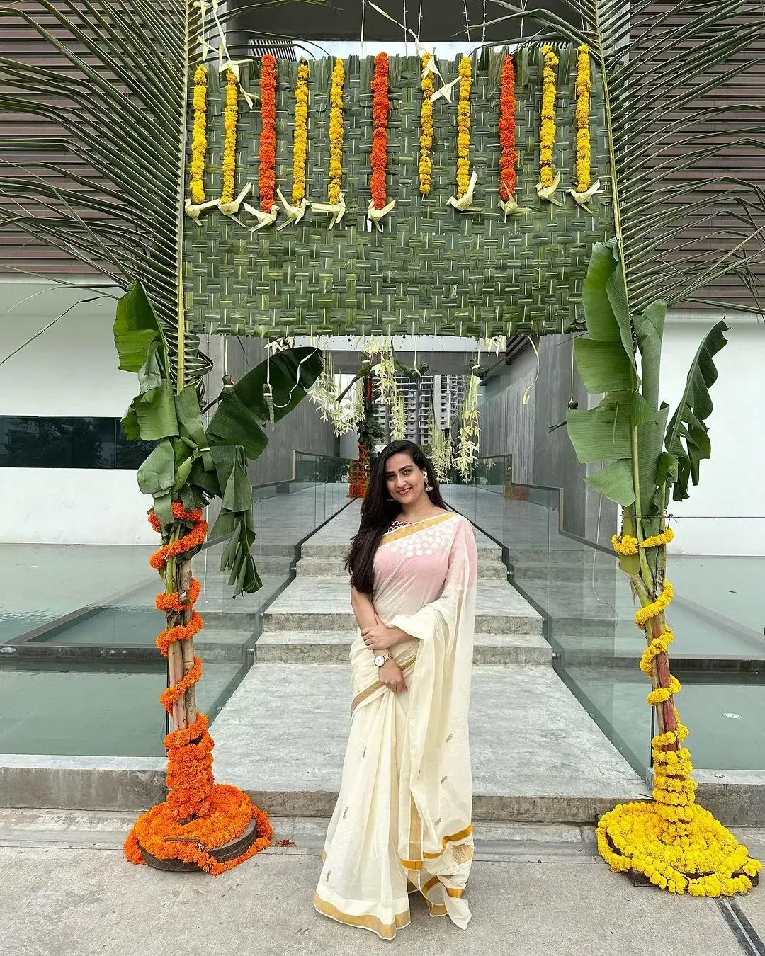 INDIAN TV ANCHOR MANJUSHA IN ONAM SPECIAL WHITE SAREE 4